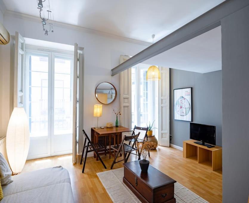 Beautiful Apartment In Malasana For 3 Pax - Ferrer มาดริด ภายนอก รูปภาพ